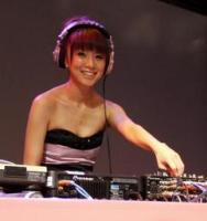 DJプレイする鈴木亜美